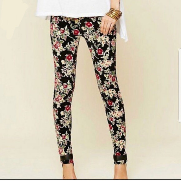 Free People Denim - 🐪1/2 OFF! Free People Floral Corduroy Pants